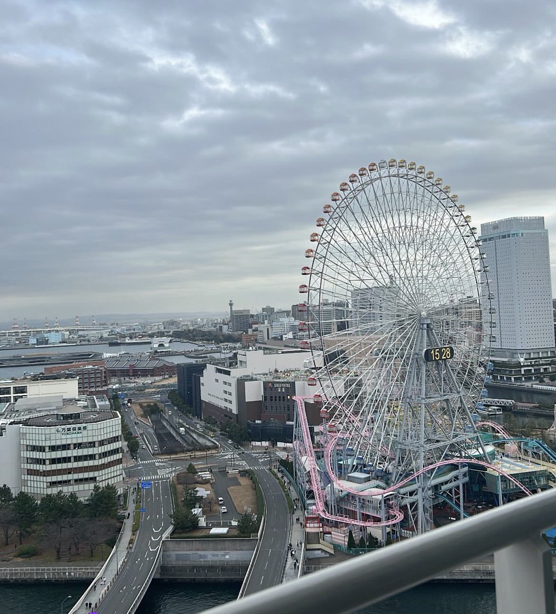 kg9xi's tweet photo. 🌈√のレンとのメモリアルを久しぶり読み、これ読んでから観覧車みたなあって思いを馳せている🎡  なお曇り https://t.co/IW6GKCUXBF