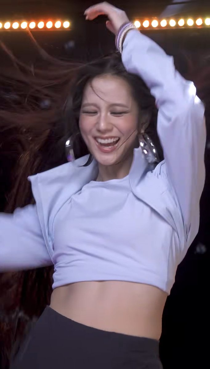 Beautycorn47668's tweet photo. This jisoo fit https://t.co/o2NSI9Hb3j