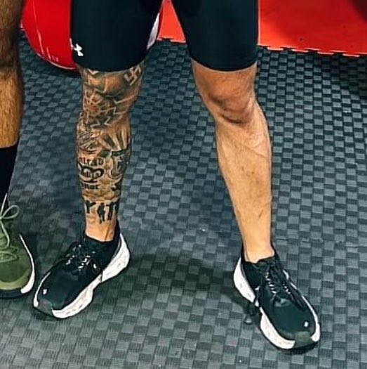 adrifdzzzzzz's tweet photo. Como os vais a picar por que Illo Juan no inspeccione los 500 tatuajes que tiene el tio con el que entrena???

Además el 90% de los streamers tienen el iq reducido por si no lo sabiais 

Este vio el simbolo de la pierna y se creia que era la llave de una puerta del GTA 4 https://t.co/dBhzN9U49t