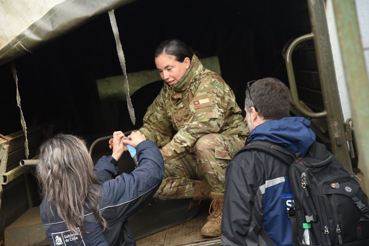 MaximoPavezC's tweet photo. 9 de julio. En el día del juramento a la bandera, personal del @Ejercito_Chile trabajando en Corral 🇨🇱. https://t.co/AKZhg9Qy8T