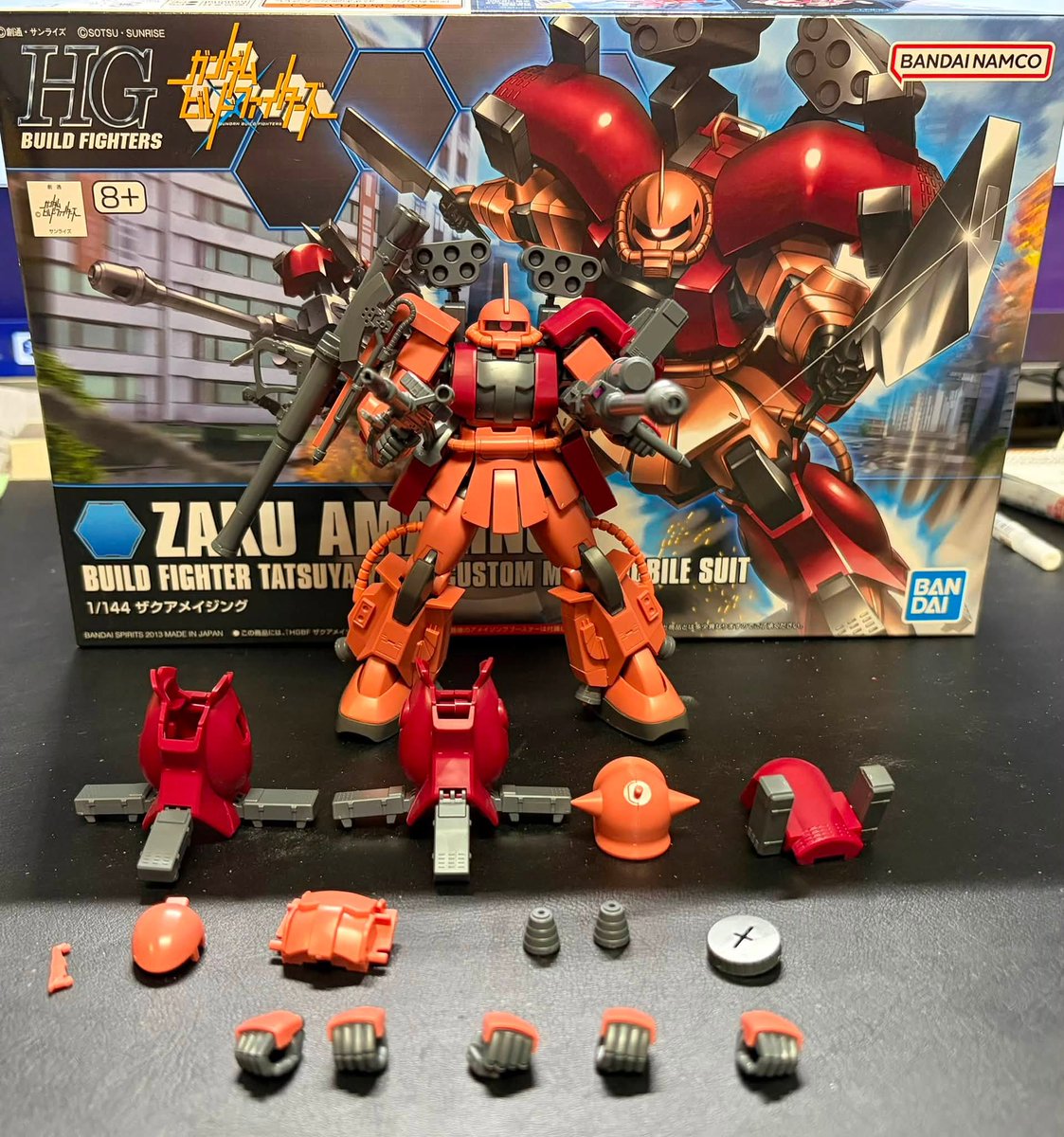 Matthewies5's tweet photo. 我本來對build的機體興致缺缺是因為喜歡薩克才買，結果給了我一個驚喜，這台裡面包括了大半高機動性薩克的部件，可玩性提高了很多，手部零件和武器都給滿滿，剩下的零件都蠻有用的，以後改別的機體可以用到，蠻推薦的 https://t.co/hSX3PowmgE
