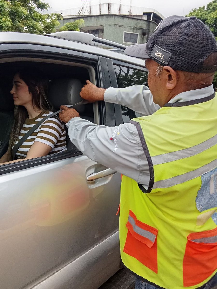 InttContigo's tweet photo. El INTT como parte del Frente Preventivo, ejecuta un abordaje institucional en el Paseo Libertador de San Fernando, orientando a conductores y peatones sobre el respeto a las normas de tránsito. https://t.co/QIz4F0sPFI