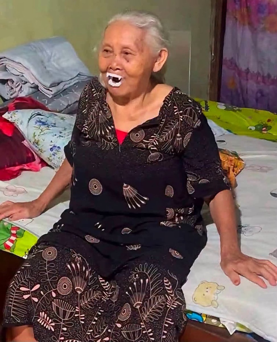 Pulgosodelotzo's tweet photo. Mi abuelita perdió su dentadura pero le presté mis dientes de vampiro https://t.co/DYon6v7253
