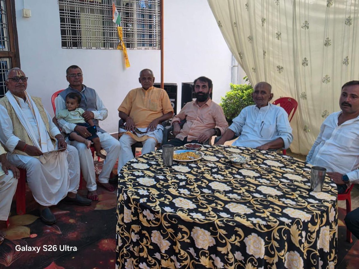 PranavpathakBJP's tweet photo. आज जनपद पंचायत देवसर क्षेत्रांतर्गत विधानसभा क्षेत्र सिहावल की ग्राम पंचायत मजौना के पल्था टोला में श्री अखिलेश्वर द्विवेदी जी के निज निवास पर आयोजित अन्नप्राशन संस्कार में सम्मिलित होकर नवजात शिशु को स्नेहपूर्ण शुभाशीष प्रदान किया। https://t.co/gnAuJSqj79