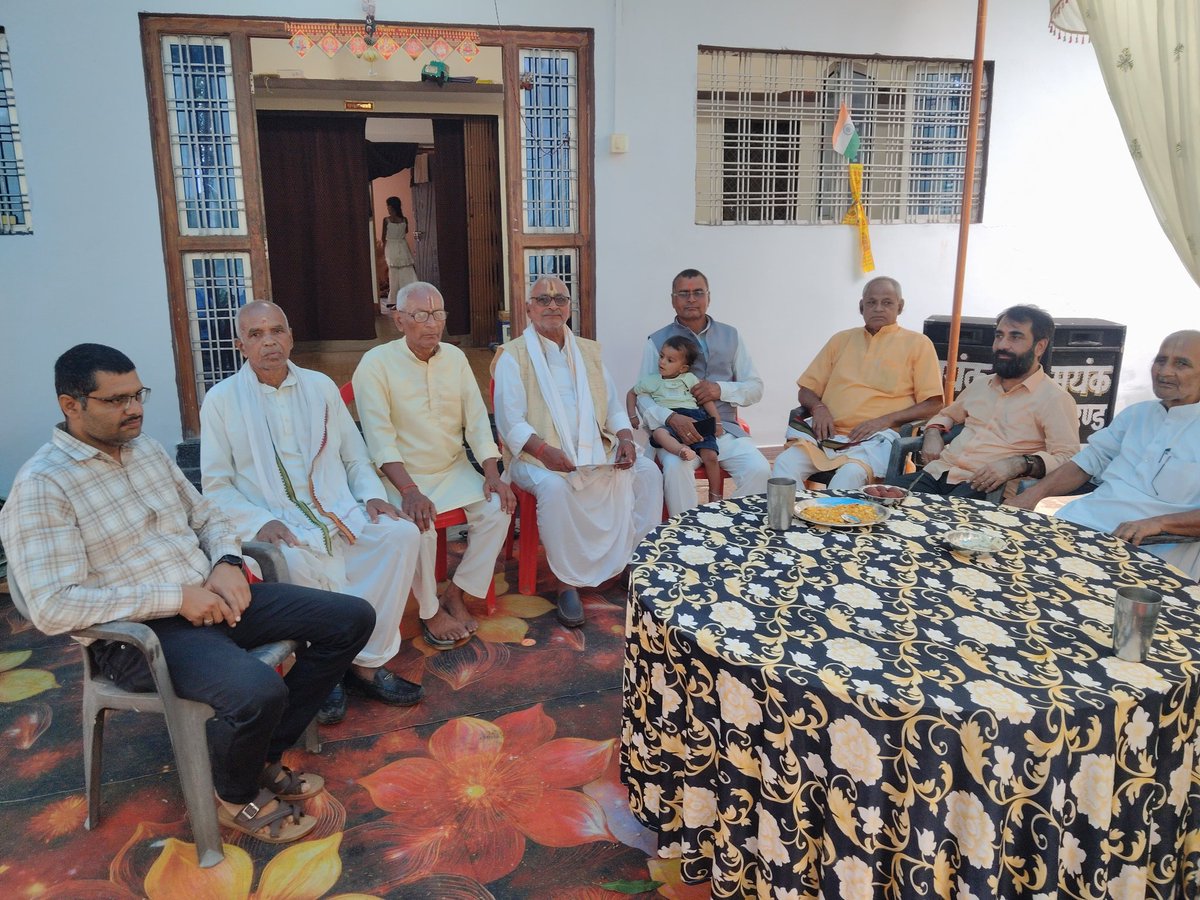 PranavpathakBJP's tweet photo. आज जनपद पंचायत देवसर क्षेत्रांतर्गत विधानसभा क्षेत्र सिहावल की ग्राम पंचायत मजौना के पल्था टोला में श्री अखिलेश्वर द्विवेदी जी के निज निवास पर आयोजित अन्नप्राशन संस्कार में सम्मिलित होकर नवजात शिशु को स्नेहपूर्ण शुभाशीष प्रदान किया। https://t.co/gnAuJSqj79