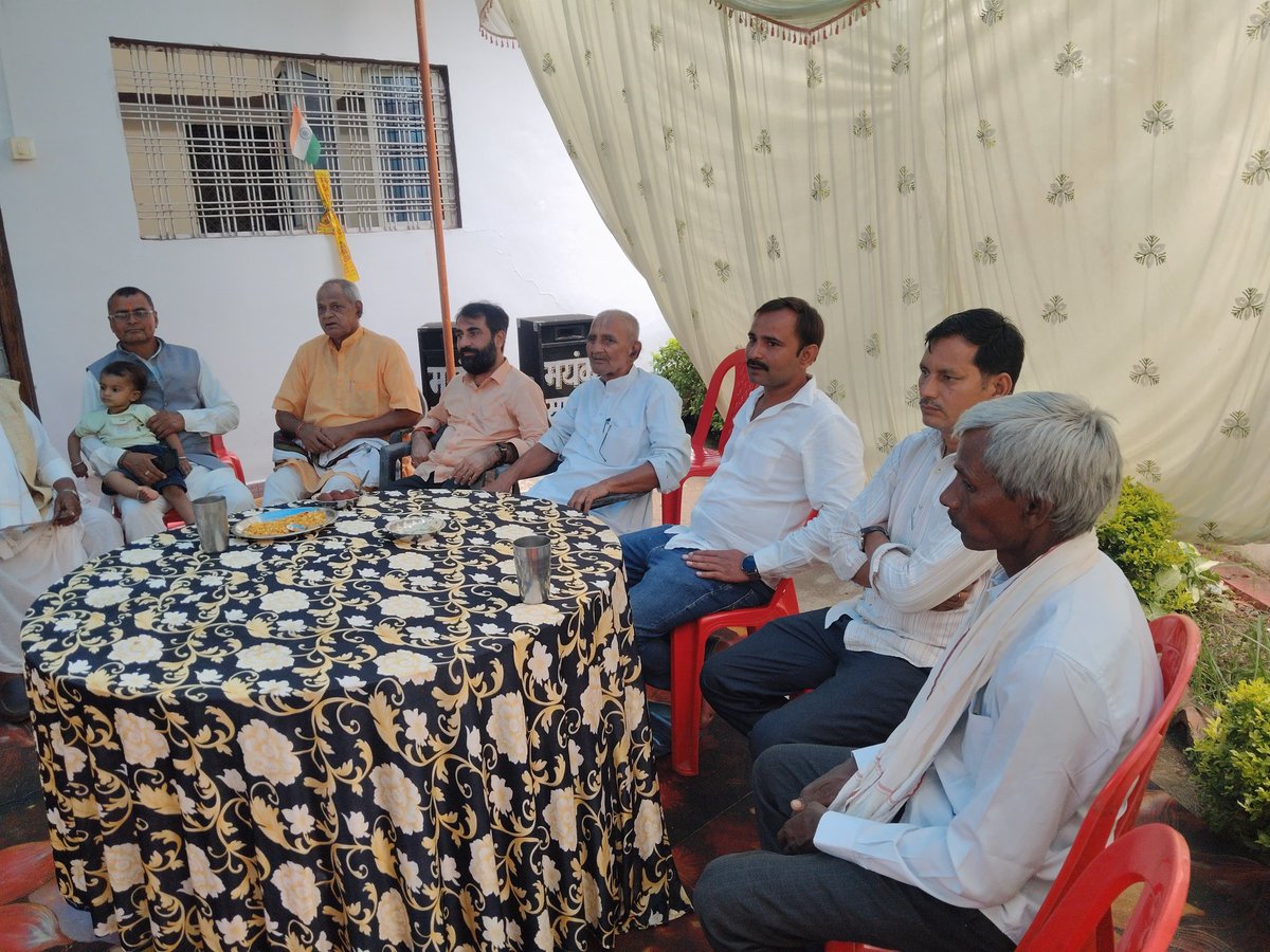 PranavpathakBJP's tweet photo. आज जनपद पंचायत देवसर क्षेत्रांतर्गत विधानसभा क्षेत्र सिहावल की ग्राम पंचायत मजौना के पल्था टोला में श्री अखिलेश्वर द्विवेदी जी के निज निवास पर आयोजित अन्नप्राशन संस्कार में सम्मिलित होकर नवजात शिशु को स्नेहपूर्ण शुभाशीष प्रदान किया। https://t.co/gnAuJSqj79