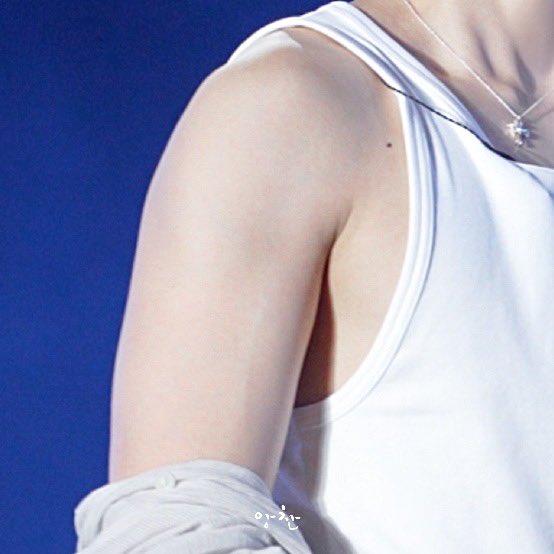 pillowww__'s tweet photo. 팔뚝도 팔뚝인데 저기에 점있는거 처음 앎 
참 찔러보고싶다(?) ( •́ ̯•̀ ) https://t.co/9oz6a3latV