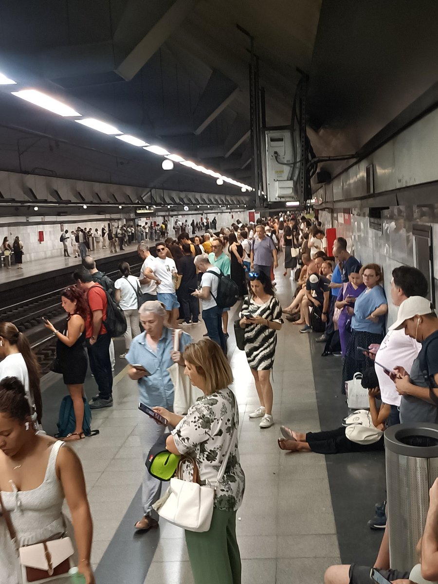 Rxv2003's tweet photo. @CercaniasMadrid  23 minutos de espera en Méndez Álvaro dirección Humanes.... Y sigue sin venir.... Esto es lo que tenéis que enseñar, no fotos de los trenes https://t.co/XKIXRkCtHc