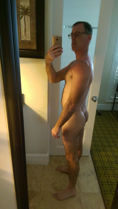 XNT7007's tweet photo. Even the most buttoned up dads can't help taking a nude selfie once they get alone in a hotel 👔 https://t.co/yxDFDaD7aB
