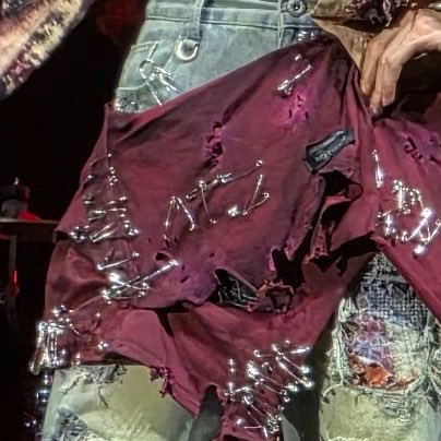 HONGSMINGKI's tweet photo. loveee how yeosang shirt has “rock in roma” on it and how yunho’s shirt (tied around his pants) has “ATZ” on it with safety pins….brilliant 10/10 styling https://t.co/m2QimMyxxT