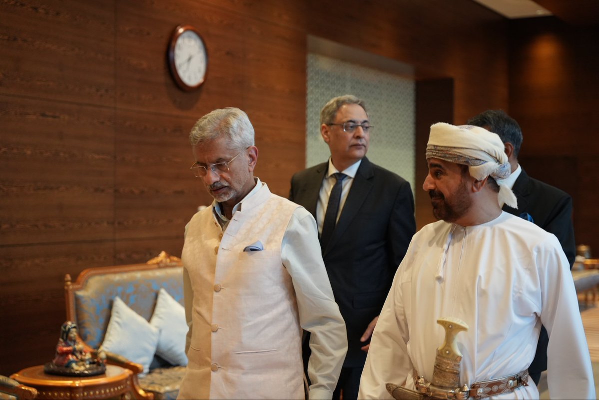 DrSJaishankar's tweet photo. Glad to arrive in Oman today. Appreciate the warm reception by Sheikh Ahmed Al Maskari, Director General, @FMofOman.

🇮🇳 🇴🇲 https://t.co/hkF6EUIu3Q