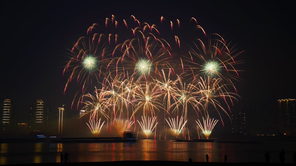 miraculixx2000's tweet photo. Midnight countdown vibes  Happy New Year! May 2025 bring you warm moments, small joys, and all your favorite adventures. https://t.co/H7XO7e6bye