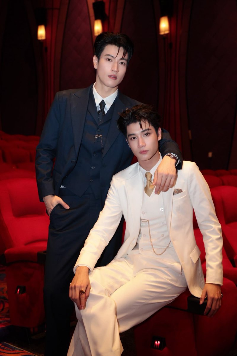 keepcalmhugdog's tweet photo. ถ้าไม่พูดไม่ขยับก้ไม่รุ้สึกเลยว่าอินองศาห่างกัน8ปี ด้วยคาร์แรคเตอร์ในซีรี่ด้วยอะที่ทำไงไม่รู้ แต่เหมือนคนที่โตมาด้วยกันจริงๆ เข้าคาร์แรคเต้อกันเก่งมากๆๆๆ ที่อึ้งคือ 11ปีผ่านไป ตัวละครคอนทินิวความ11ปีที่ไม่มีเธอกันได้เหมือนได้ใช้ชีวิต11ปีนั้นไปจิงๆ แล้วชุดโบราณก้โคดจะเข้า ภาษาก้เข้าปาก ทั้งๆที่ความจริงคือท่องบทเมื่อวานแล้วต้องมาโบราณวันนี้ เก่งอะ สามารถคอนทินิวภาค2ได้เลยน้าบอย 10ตอนมันไม่พอนะ