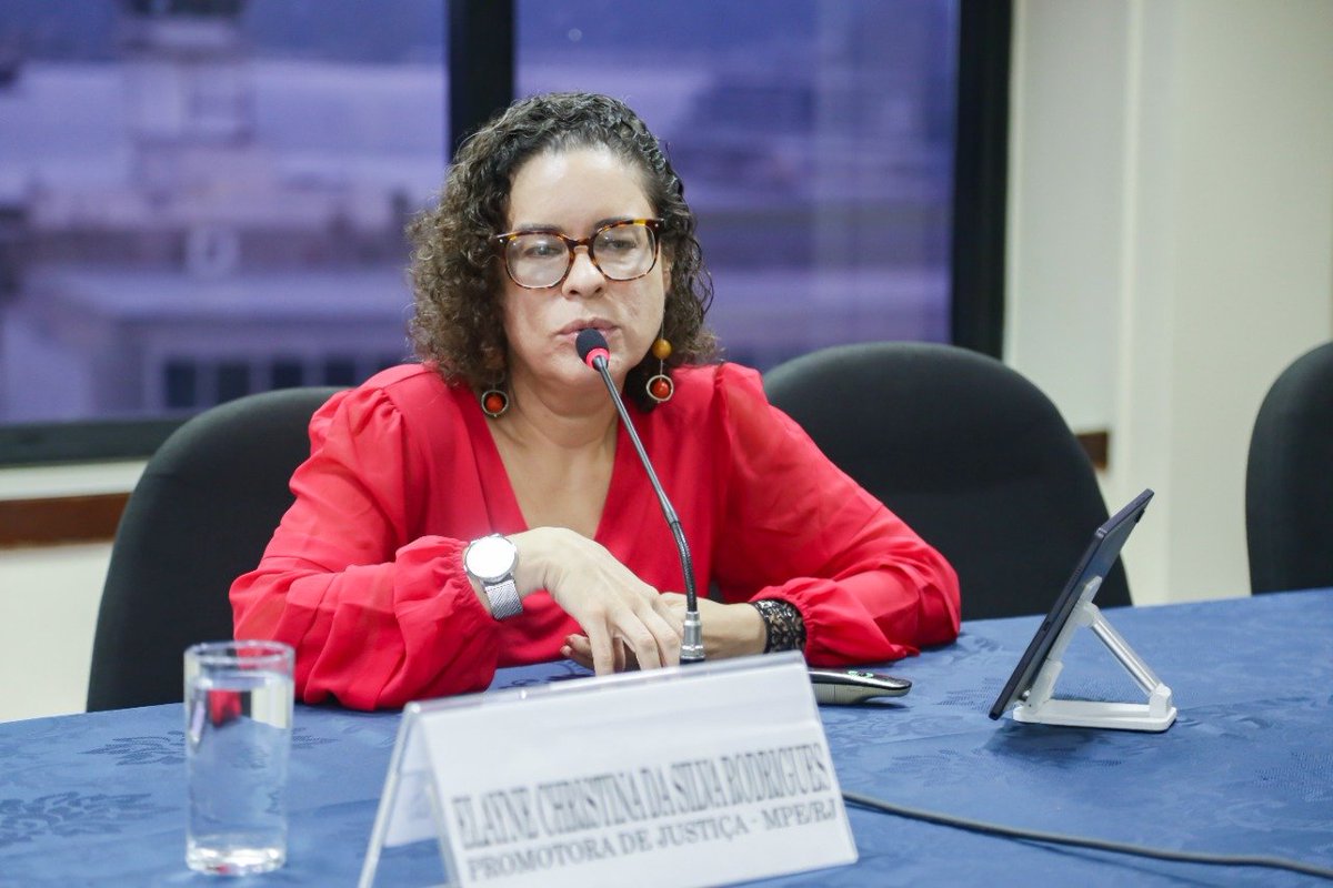 RafaelFontana's tweet photo. Conheça a promotora Elayne Rodrigues.
Elaine odeia Deus e detesta os cristãos.

Basta mencionar Deus que o demônio começa a vociferar.
Elayne é comunista, e comunista só debate enquanto não pode te fuzilar.
Elayne é um perigo. https://t.co/LiqXKWXNi1