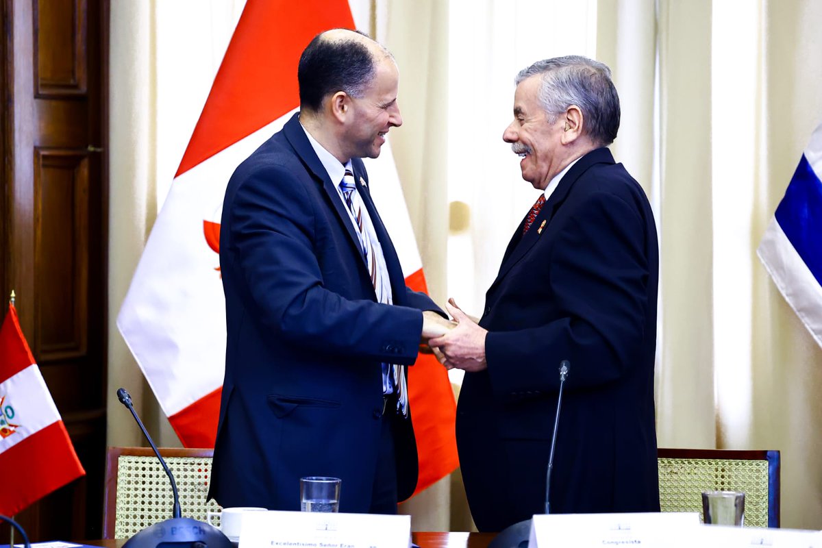congresoperu's tweet photo. El presidente (e) del Congreso, @Frospigliosi, participó en la sesión de clausura de la Liga Parlamentaria de Amistad Perú–Israel, espacio que promueve el fortalecimiento de los vínculos de amistad y cooperación entre ambos países. 🇵🇪🤝🇮🇱

Durante la ceremonia, el titular del Parlamento saludó al embajador de Israel en el Perú, Eran Yuvan, quien participó en la actividad junto a autoridades e invitados.