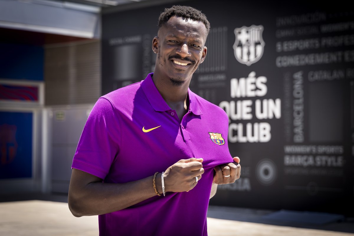 FCBfutbolsala's tweet photo. 💙❤ @SouheiloFutsal ja llueix l'escut del Barça https://t.co/QZL2JmxtKY