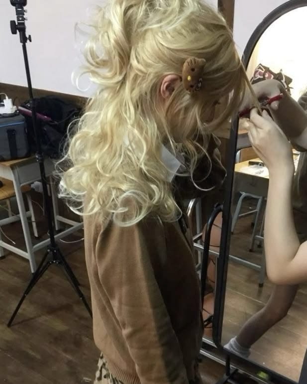 townsendrexic's tweet photo. how pinterest sees me 

❤︎ me
❤︎ console
❤︎ hair
❤︎ figure

me  provocando  só  pq  quero  mt  ser  loira https://t.co/BtyNHrJBQ3