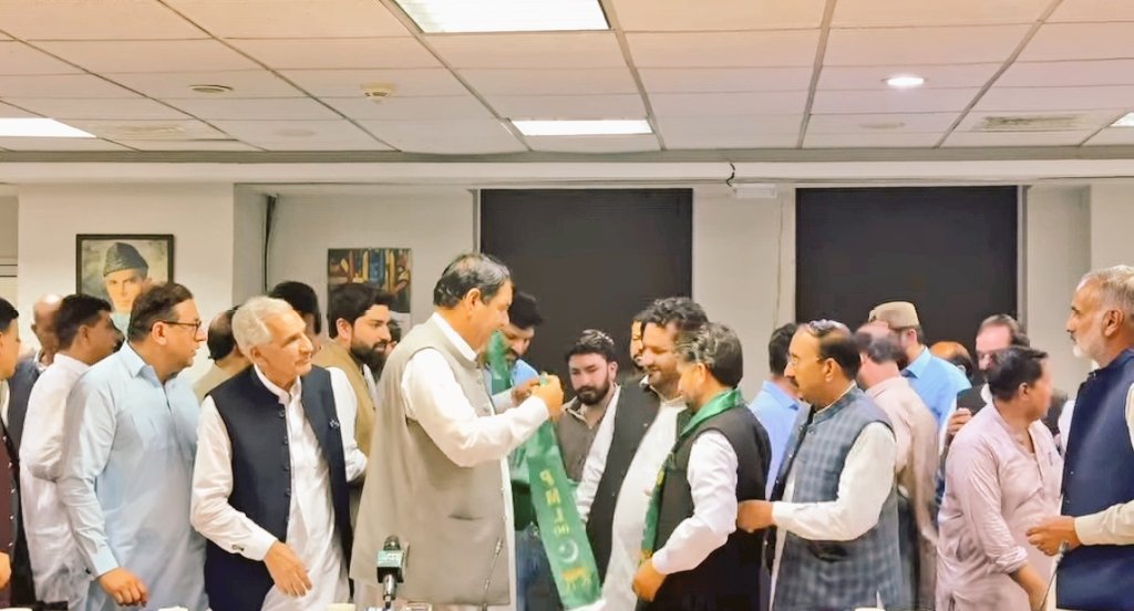 ElectPMLN2025's tweet photo. Major joinings from LA8 Raj Mahal!

4 Members of Zilla Council Including senior PPP leader Ch Zaman Jangi, Malik Shahnawaz Adv, Labeeb Aslam and Shahid Rasheed Malik joined PMLN at press conference with Minister Amir Muqam today. https://t.co/APRDTNRWE9