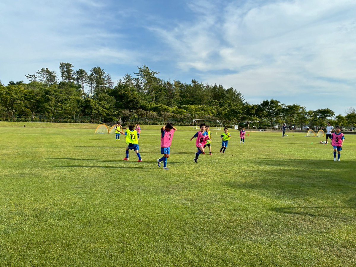 monte_yss's tweet photo. 【酒田スクール】

酒田光陵高校の生徒の皆さんが、スクールに混ざって一緒にサッカーをしてくれました！
いつも以上に熱く、にぎやかなスクールになりました！

全力で一緒にスクールを盛り上げてくれた酒田光陵高校の皆さん、本当にありがとうございました！また一緒にサッカーをしましょう⚽️ https://t.co/qHpeMRj2G2