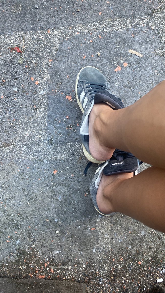 comtesseleorah's tweet photo. il me faut des billets de concert ramenez vos tronches les chiens #soumis #queen #reine #domina #pieds #findom #feetfetısh #fetichiste #femdom #slave #moneyslaves #moneymiss #atm #paypig https://t.co/6zP6RzKO3k