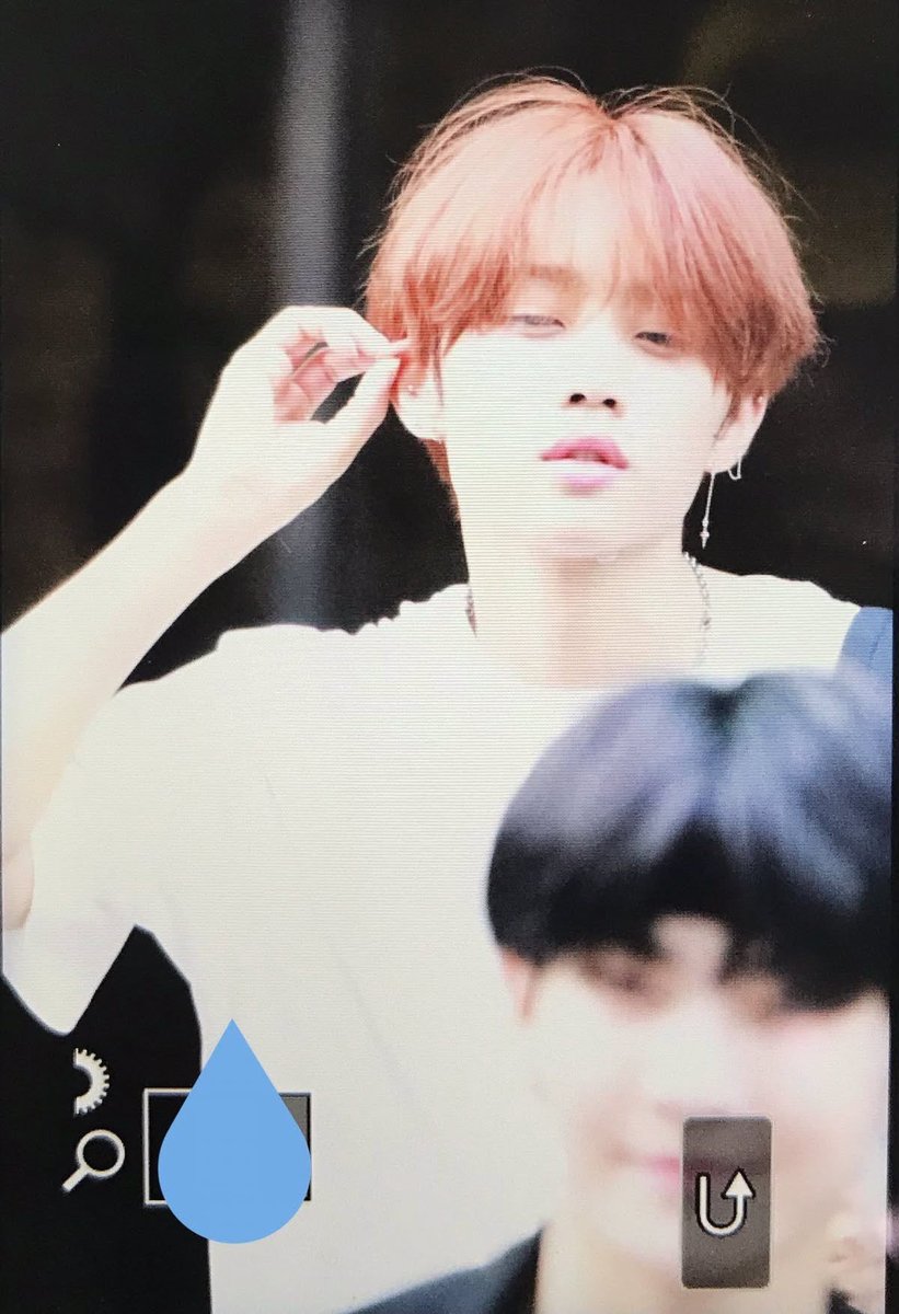 xiumxu's tweet photo. 가족이라고는 할머니 하나
계단 한참 올라야 겨우 나오는 달동네 방 하나 딸린 집에 할머니랑 둘이 살며 오토바이 질질 끌고 나가서 배달로 생계 이어나갔는데

할머니 나왔... ?

갑자기 둘이 살던 집에 들어와있는 여자애 하나 ㅋㅋ https://t.co/DSAua6j34K