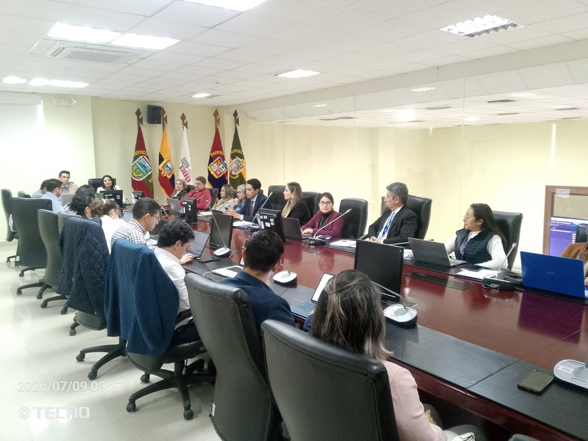 ECU911Ambato's tweet photo. 📍 #Tungurahua | Personal del @ECU911_ participó en la reunión del Ejecutivo Provincial, convocada por la @GoberTungurahua. 🤝

📋 Durante la jornada, representantes de las distintas carteras de Estado coordinaron acciones interinstitucionales para fortalecer la seguridad ciudadana, optimizar la articulación operativa y mejorar la capacidad de respuesta ante emergencias en la provincia.