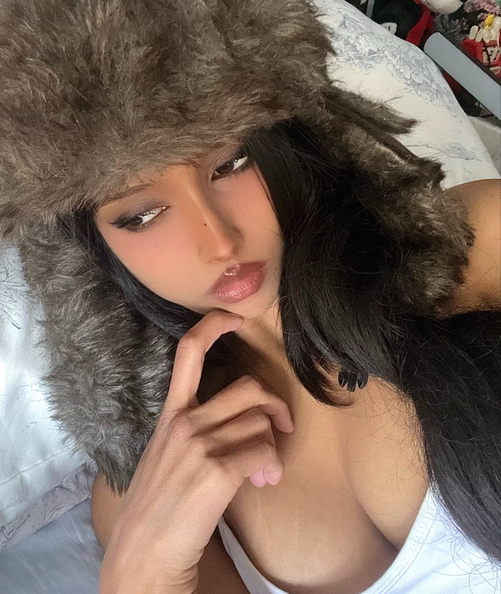 eggoslug's tweet photo. i ♡ my fur hats https://t.co/tkjXuJ5Ilc