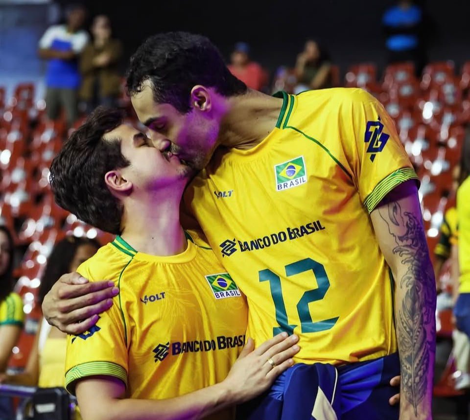 poponze's tweet photo. LINDOS! O jogador da Seleção Brasileira de vôlei, Douglas Souza, se casou com Gabriel Campos. 💍🏳️‍🌈 https://t.co/XiUDIbmbgP