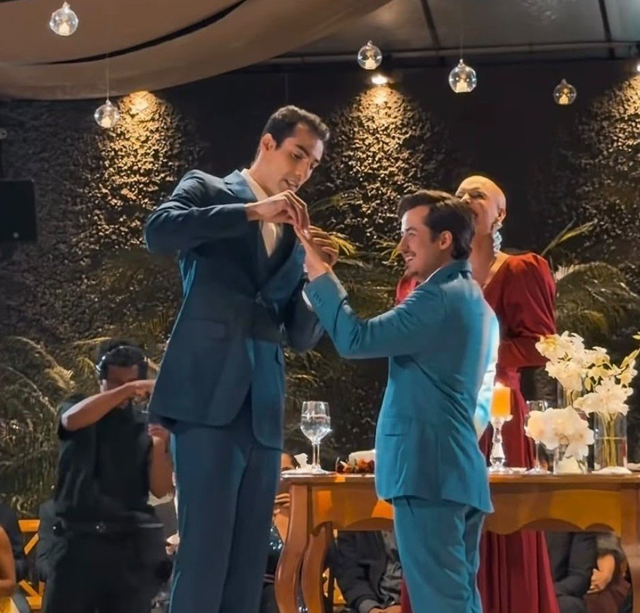 poponze's tweet photo. LINDOS! O jogador da Seleção Brasileira de vôlei, Douglas Souza, se casou com Gabriel Campos. 💍🏳️‍🌈 https://t.co/XiUDIbmbgP