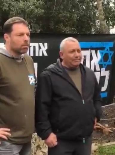 arbelaue's tweet photo. מנסה ברצינות להבין מה ההבדל בין גדי אייזנקוט לבני גנץ. שניהם רמט"כלי קונספציה, שניהם ישבו תחת נתניהו מבחירה, שניהם ישבו בקבינט עד לפני רגע, שניהם מאותה המפלגה, שניהם נתמכו ע"י אותה המחאה, שניהם נתמכו ע"י אותם בעלי הון, ושניהם מבטיחים אותו הדבר בדיוק. מה ההבדל??? https://t.co/bCcSaR25bn