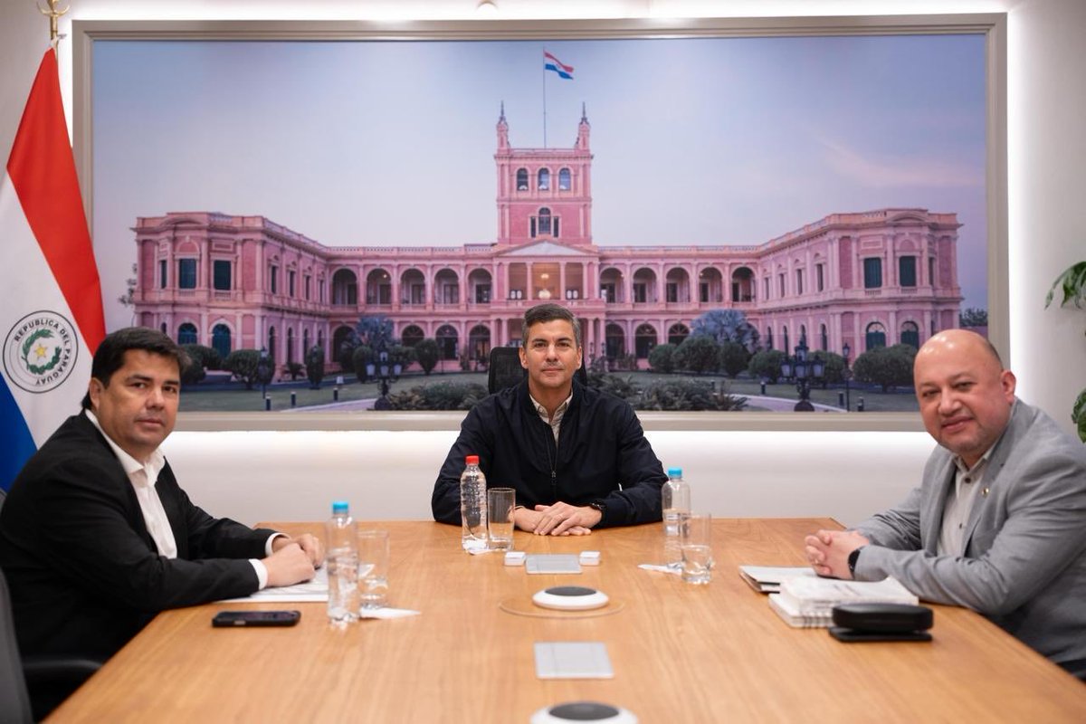 ebypy's tweet photo. El director ejecutivo de la Entidad Binacional Yacyretá, Luis Benítez Cuevas y el jefe financiero, Federico Vergara, se reunieron hoy con el presidente de la República, Santiago Peña, en Mburuvicha Róga. En la oportunidad se analizó la situación actual del plan de reestructuración económica - financiera de la binacional y el avance de las obras de Maquinización del brazo Aña Cuá.