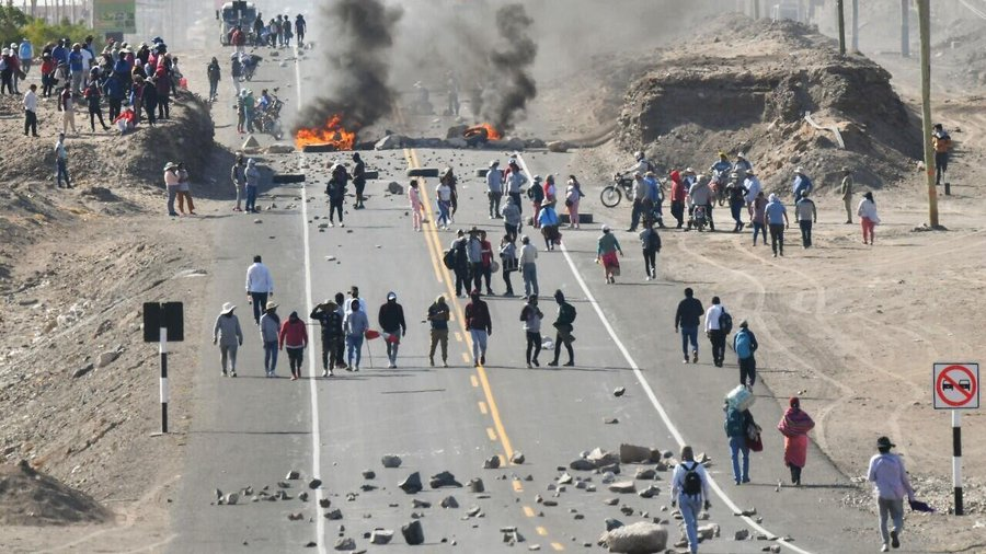 Xileone's tweet photo. No hay ninguna reconciliación con los terrucos del sur. Primero que pidan perdón por su violencia salvaje. Quemaron fábricas, minas, hoteles, comisarías, locales públicos, etc. Bloquearon carreteras y asaltaron aeropuertos. Que se vayan a la mierda con su "reconciliación". https://t.co/PVAKyaugd2