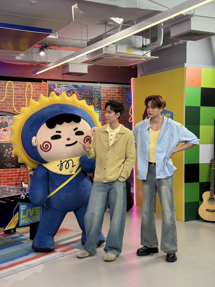 jummo__gmmtv's tweet photo. คิดถึมง่า ม่ายเจอตั้งครึ่งวัน นอนในบ้านคืนนิ้ครบครบ🤭 @jnnrrs @Markjrtn 
#GMMTVLiveHouse #JUMMO https://t.co/41G1CRlEBV
