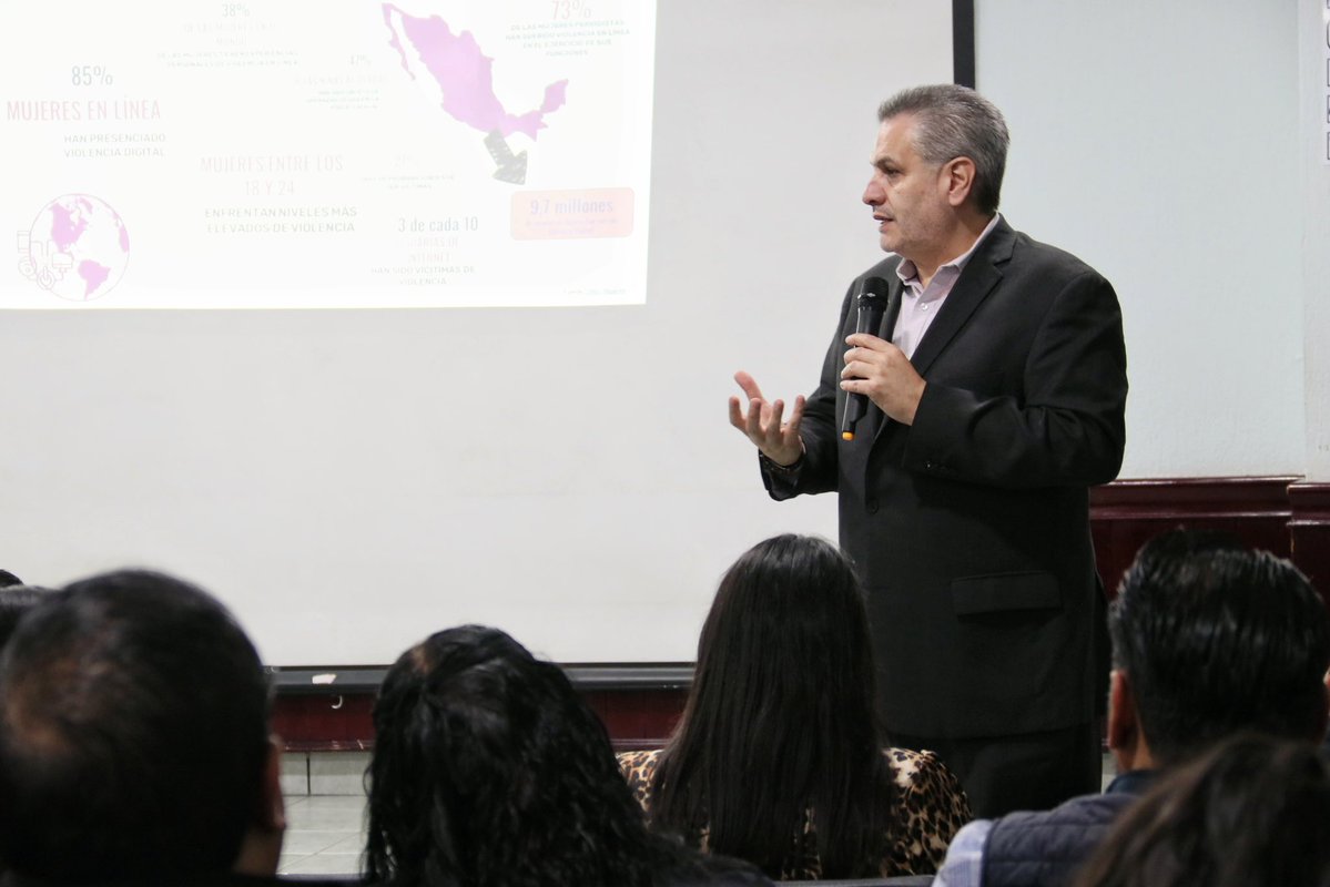 Infoem's tweet photo. El Comisionado @lgparranoriega condujo los trabajos de la plática sobre "Prevención de la #ViolenciaDigital", dirigida a #SSPP del @TolucaGob, #OPDAPAS, Instituto Municipal de la Mujer y el #DIF de la capital mexiquense. https://t.co/JWA3EdFBhG