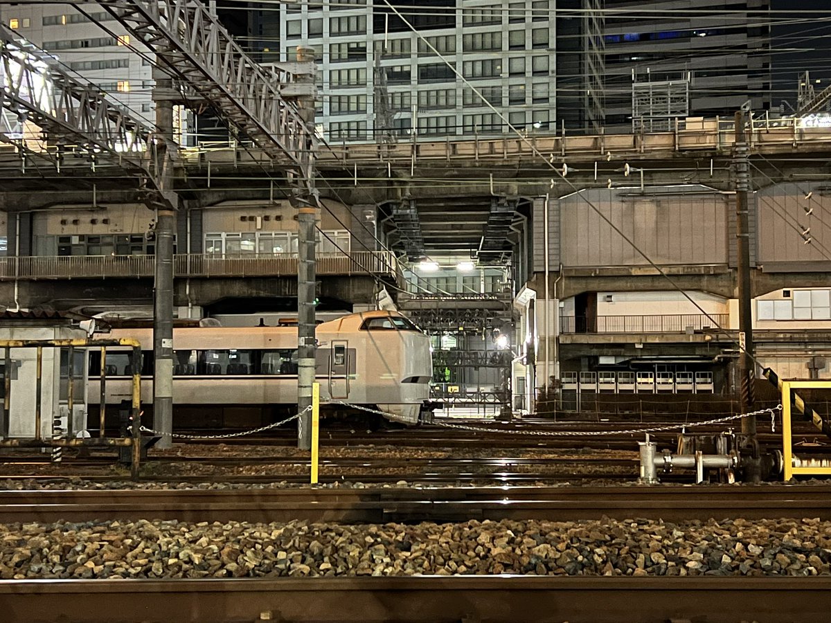 zubonkitsui's tweet photo. 深夜の宮原操車場 https://t.co/spYD4cyVZh