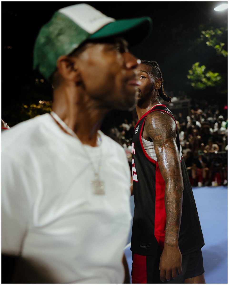 IamDyckman's tweet photo. The Red Carpet. The stage is different here. https://t.co/3OL5DdlZme