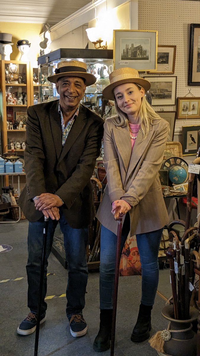 AntiqueRoadTrip's tweet photo. #Throwback to when these two fashion legends were serving serious antique chic 😎 https://t.co/dLS9sQ58Kt