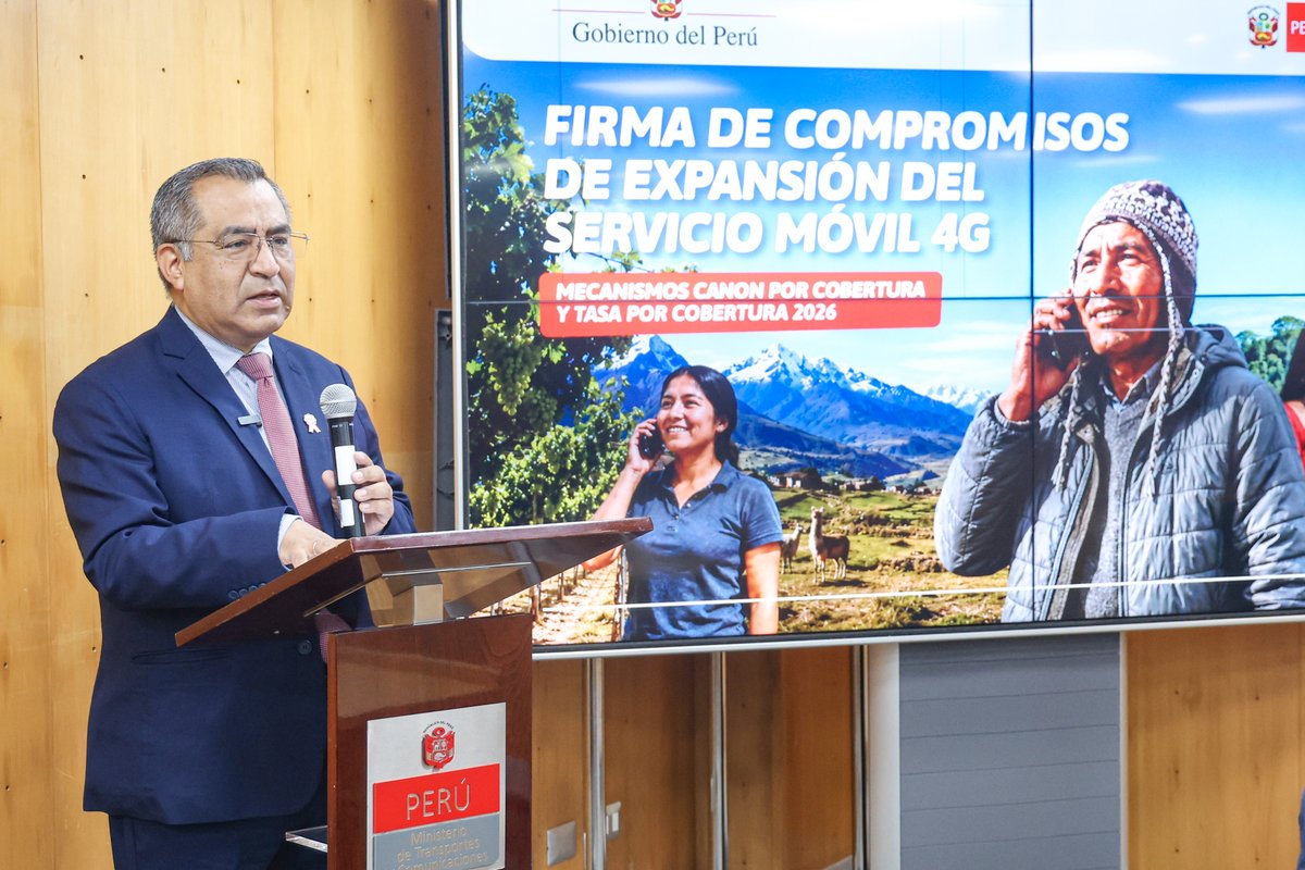 MTC_GobPeru's tweet photo. 📶🇵🇪 ¡Más conectividad para transformar vidas!
El titular del #MTC, Aldo Prieto, lideró la firma de los compromisos de expansión del servicio móvil 4G, mediante los mecanismos de Canon por Cobertura y Tasa por Cobertura, junto a representantes de operadores móviles.
📡 Esta iniciativa permitirá movilizar una inversión superior a S/182 millones para llevar servicios móviles 4G a 412 localidades de 22 regiones del país, beneficiando por primera vez a más de 66 mil peruanas y peruanos. Gracias a esta expansión, miles de ciudadanos tendrán mayores oportunidades de acceder a educación virtual, telemedicina, comercio electrónico, inclusión financiera y otros servicios digitales que impulsan el desarrollo de sus comunidades.
Con estos mecanismos, el #MTC convierte obligaciones económicas de las empresas operadoras en inversiones directas para ampliar la infraestructura de telecomunicaciones, acelerando el cierre de brechas de conectividad en las zonas rurales y más alejadas del país.
🗞️ Más información: https://t.co/VpwbVNxsgF