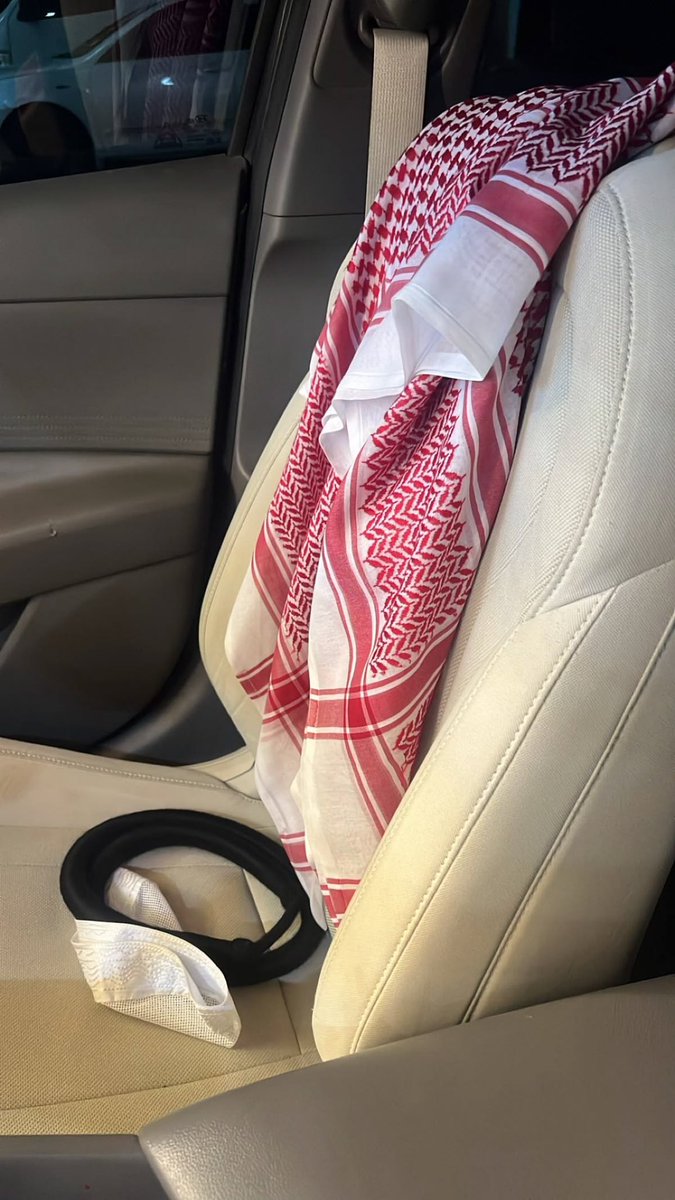 sl_m001's tweet photo. من شح باللقمة وانا ميتٍ جوع 
لا زان علمي لا يجي بـ الذبيحة 

- https://t.co/H4tqo46RM4