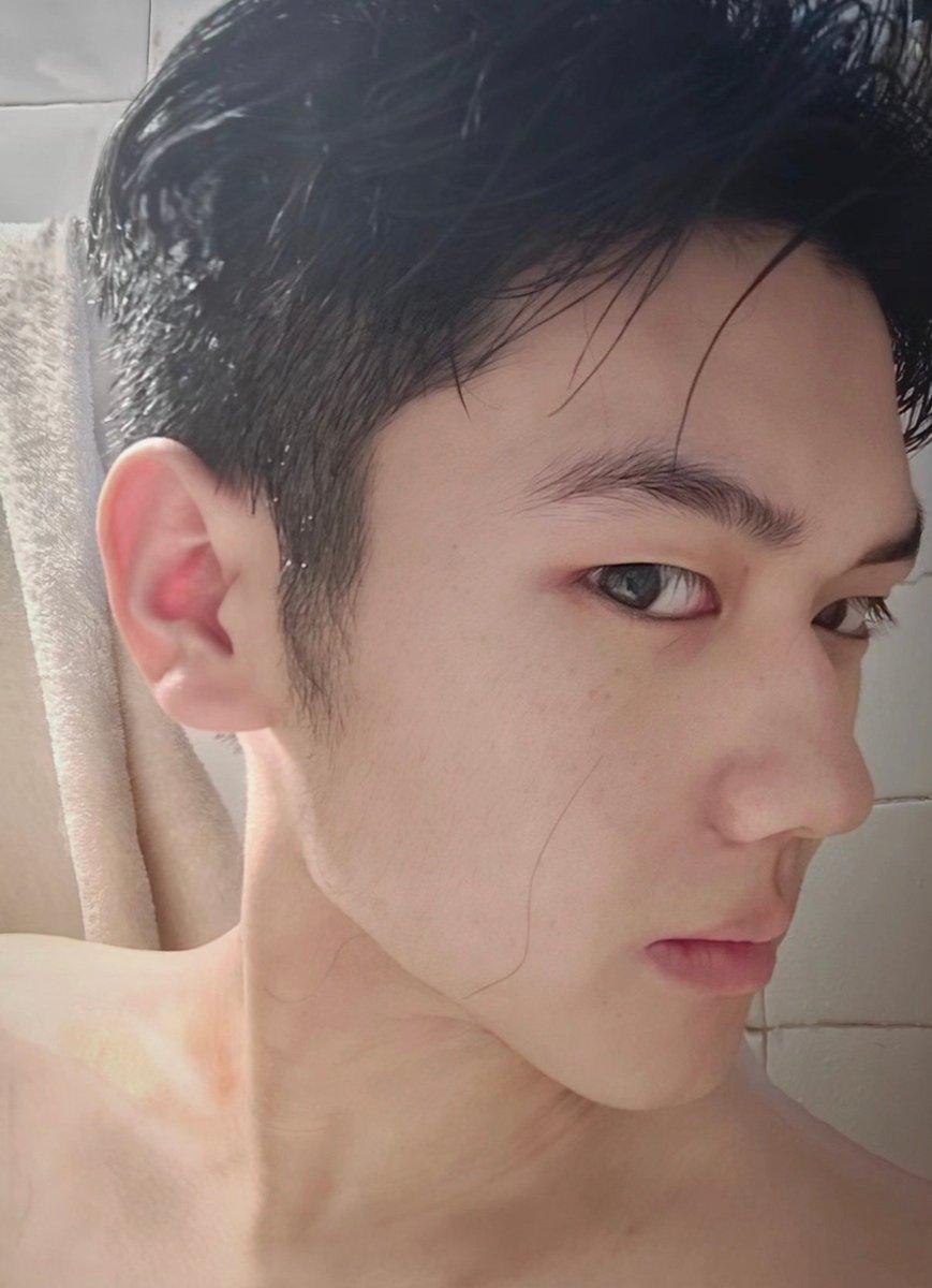 icem1rror's tweet photo. shower https://t.co/hAEsM8nfQR