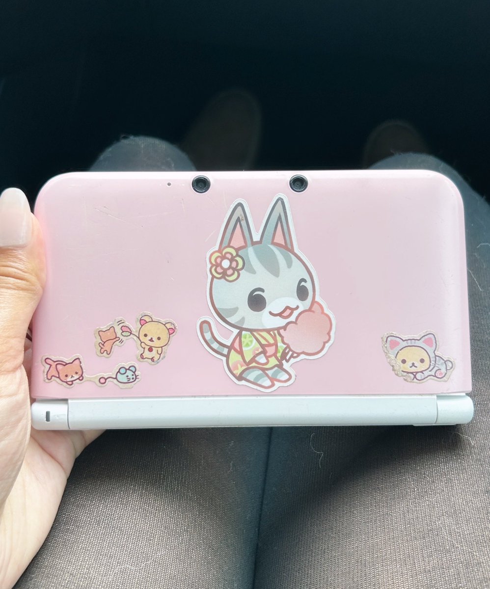 Knimbleyx's tweet photo. My 3DS goes everywhere with me https://t.co/X4fjgMZPNC