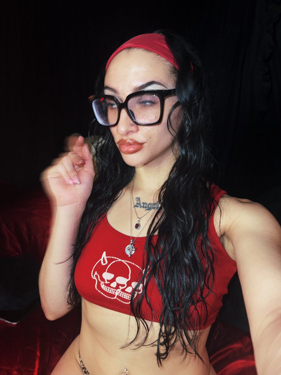 HOOCHIEANA's tweet photo. if my flag is so red, then why am I so pretty? https://t.co/NNlL6R20Ou