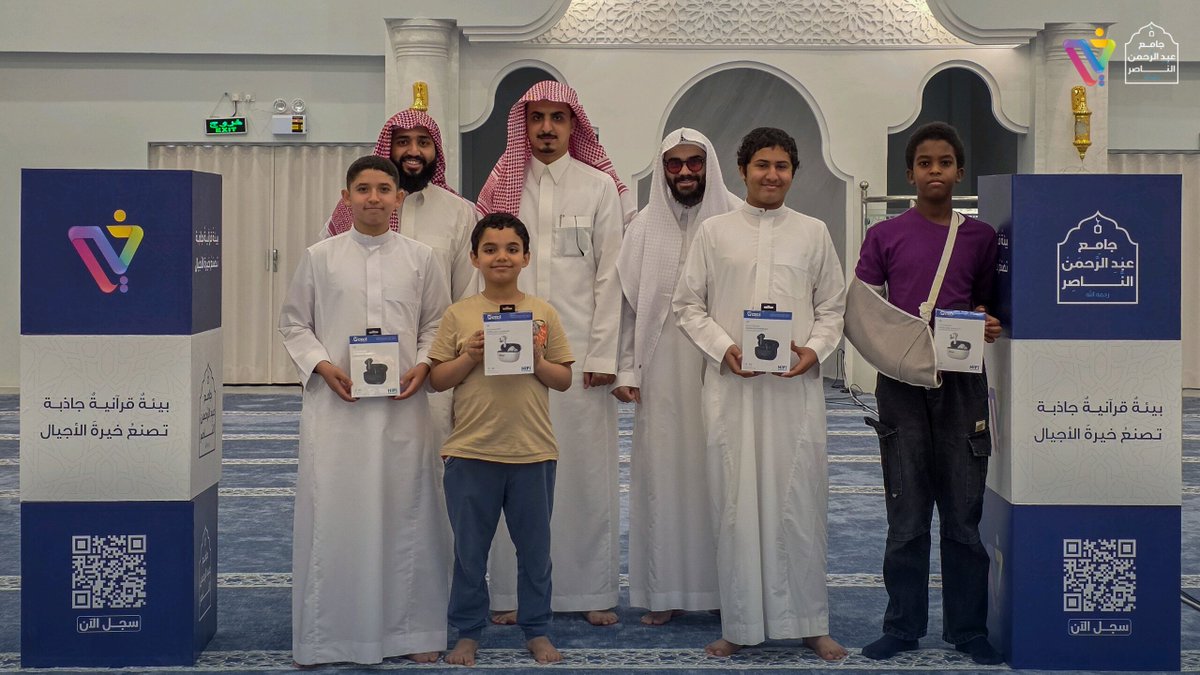 nasser_mosque's tweet photo. كرّم مجمع حلقات جامع عبدالرحمن الناصر -رحمه الله- في ختام هذا الأسبوع الأول كوكبةً من الطلاب المميزين في الحلقات الصيفية المُكثفة 1448هـ 🕌 https://t.co/t5hA0YQ6FP