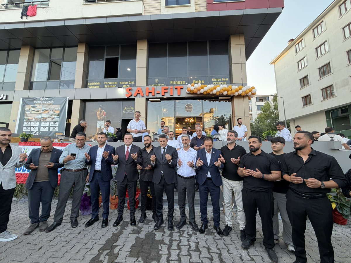 AlpayZulkuf's tweet photo. 📍Şah Spor Cafe

Bingöl Belediye Başkanı Sn. Erdal Arıkan, Ticaret Sanayi Odası Başkanı Sn. Kadir Çintay, Esnaf ve Sanatkar Odaları Birliği Başkanı Sn. Mesut Kurtaran, Akparti Genç İlçe Başkanı Sn. M.Sait Kolak, BBParti Bingöl İl Başkanı Sn. Aydın Bucuka ve kıymetli  katılımcıların katılımıyla; Esnaf ve Sanatkarlar Odası üyemiz İş İnsanı Sn. Şahin Tuncer ve iş ortakları Sn. Ömer Faruk Bircan, Sn. Ayetullah Hansu, tarafından Şehit Mustafa Gündoğdu Mahallesinde hizmete açılan ŞAH SPOR CAFE  iş yerinin açılış programına Esnaf ve Sanatkarlar Odası olarak katıldık.

Sporun ve muhabbetin ön planda olduğu, şehre yeni bir değer kazandıran işletmenin hayırlı olmasını temenni edilerek, yatırımcı Sn. Şahin Tuncer ve iş ortakları Sn. Ömer Faruk Bircan ve Sn. Ayetullah Keskin’e bol ve bereketli kazançlar dileriz.