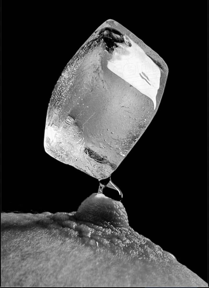 ladecisiondeeva's tweet photo. El hielo 
besó mi piel... 
y el calor 
dejó de ser 
el protagonista...
#Erotuits
#insomnioLiterario
#PasionErotica
#TuPoesia https://t.co/y6dVs2wdXD