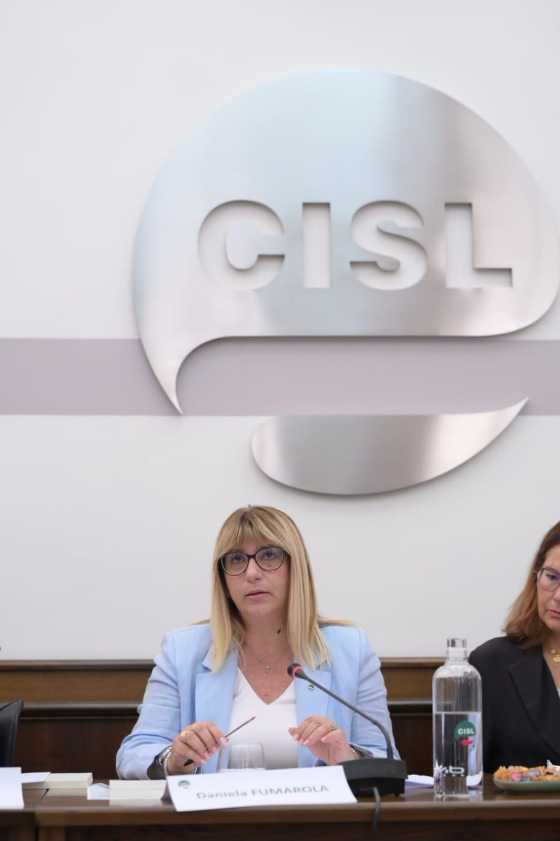 CislNazionale's tweet photo. #DanielaFumarola al Comitato Esecutivo: «La Cisl non ha mai avuto paura dell'innovazione. La storia del nostro sindacato e del movimento democratico dei lavoratori non è la storia di chi ferma il cambiamento, ma di chi lo rende più giusto. Anche oggi il punto non è respingere l'intelligenza artificiale. Il punto è governarla. Vogliamo un'IA antropocentrica, pro-umana e pro-worker. Che non sostituisca la competenza delle persone, ma la amplifichi. Che non cancelli il saper fare, ma lo renda più forte. Che non disintermedi la rappresentanza, ma apra nuovi spazi di responsabilità condivisa»
#MagnificaHumanitas #Cisl #IAantropocentrica #Lavoro