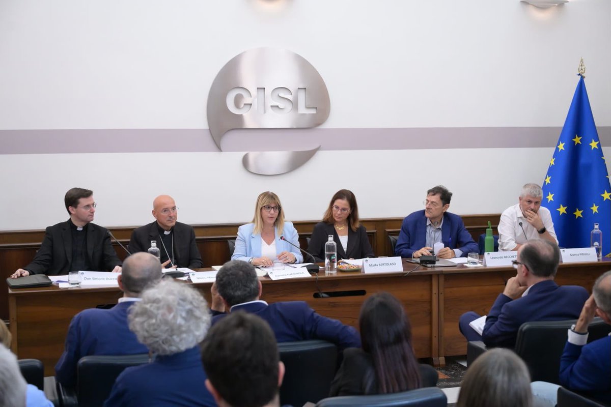 CislNazionale's tweet photo. #DanielaFumarola al Comitato Esecutivo: «La Cisl non ha mai avuto paura dell'innovazione. La storia del nostro sindacato e del movimento democratico dei lavoratori non è la storia di chi ferma il cambiamento, ma di chi lo rende più giusto. Anche oggi il punto non è respingere l'intelligenza artificiale. Il punto è governarla. Vogliamo un'IA antropocentrica, pro-umana e pro-worker. Che non sostituisca la competenza delle persone, ma la amplifichi. Che non cancelli il saper fare, ma lo renda più forte. Che non disintermedi la rappresentanza, ma apra nuovi spazi di responsabilità condivisa»
#MagnificaHumanitas #Cisl #IAantropocentrica #Lavoro