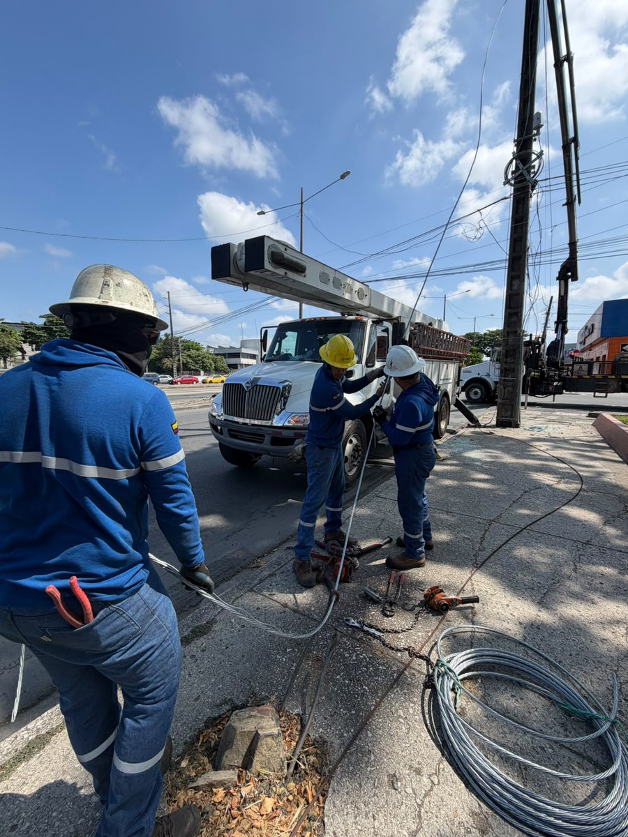 CNEL_EP's tweet photo. ✅ GUAYAQUIL

Personal técnico ejecuta el aplome de un poste de 19 metros en la avenida 25 de Julio, afectado por un choque registrado la madrugada de este jueves. Los trabajos se realizan con dos cuadrillas, mediante una transferencia de carga y sin interrupción del servicio.

Como parte de la intervención, se instala un tensor para reforzar la estabilidad de la estructura y garantizar la confiabilidad del suministro eléctrico.