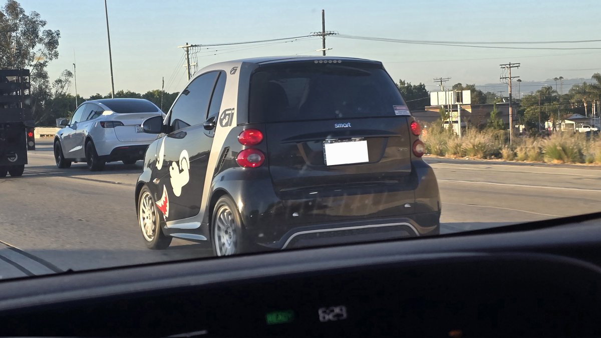 JRico_32's tweet photo. Only in LA.
#BulletBill https://t.co/cR8b5DsTNm