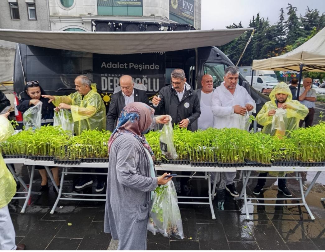 mesutdursunn's tweet photo. Çatalca İlçe Başkanlığımızın organizasyonunda, İl Başkanımız Yücel Coşkun ve Büyükçekmece, Küçükçekmece,Basaksehir,Beylikdüzü İlçe Teşkilatlarımizin katılımıyla bugün Çatalca Cumhuriyet Meydanı'nda fide dağıtım etkinliği gerçekleştirdik.

Toprağımıza değer katmak ve üretimi desteklemek amacıyla 100 bin adet sebze fidesini hemşehrilerimizle buluşturduk. Emeği geçen tüm ilçe teşkilatımıza ve yoğun ilgi gösteren Çatalca halkına teşekkür ederiz.
@MDervisogluTR